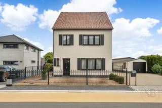 In de recent vernieuwde straat van het Reitje vinden we deze zeer goed onderhouden woning op een bijzonder ruim perceel van maar liefst 22 are 53ca. Diepenbeek is een aangename, <span><strong>familiale gemeente</strong></span> met een centrale ligging en een vlotte verbinding naar omliggende steden zoals Hasselt, Genk en Bilzen. Scholen, winkels en dagelijkse voorzieningen bevinden zich in de nabije omgeving.<br /><br />De woning dateert uit de jaren '50, maar werd doorheen de jaren goed onderhouden en gerenoveerd. Zo werd het dak vernieuwd, zijn de ramen voorzien van dubbele beglazing en werd recent een volledig nieuwe, volwaardige keuken geplaatst.<br /><br /><u><span><strong>Indeling van de woning:</strong></span></u><br />De hoofdwoning beschikt over een inkomhal, een ruime living en eetkamer, een bureau en twee slaapkamers op de verdieping. Daarnaast is er een extra kamer die momenteel ingericht is als dressing en badkamer. Hier zijn bovendien reeds leidingen voorzien voor het plaatsen van een douche.<br />De vaste trap naar de zolderverdieping biedt mogelijkheden voor extra slaapkamers of een hobbyruimte. Verder beschikt de woning over een kleine, droge kelder voor extra bergruimte.<br /><br />De bijbouw vormt een mooie uitbreiding van de woning en beschikt over een grote leefkeuken die in verbinding staat met het bureau van de hoofdwoning. Achter de mooie kasten bevinden zich een praktische wasplaats en een badkamer.<br /><br /><u><span><strong>Bijzonderheden:</strong></span></u><br />De absolute troef van deze woning is het prachtige perceel. Met maar liefst 22 are 53ca beschikt u hier over een uitzonderlijk ruime tuin waar u in alle rust en privacy kan genieten van de buitenruimte. De aangelegde oprit en de garage zorgen bovendien voor het nodige comfort.<br /><br />Contacteer ons om deze instapklare woning te ontdekken. U kan bellen naar <span><strong>089/20 34 34</strong></span> of mailen naar <span><strong>info@ninabrunovastgoed.be</strong></span>