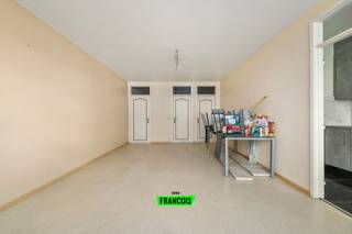 Gelegen in het centrum van Oostende, treffen we dit tweeslaapkamerappartement aan. Het pand bevindt zich op wandelafstand van alle winkels, horeca en uiteraard het strand en de Zeedijk. <br /><br />Binnenin het appartement heeft u eerst en vooral een ruime leefkamer, aangenaam lichtrijk dankzij het grote raampartij. Aansluitend is er de functioneel uitgeruste keuken. <br /><br />Aan de achterzijde van het pand zijn er twee slaapkamers en is er toegang tot het balkon. Tot slot is er nog een badkamer, het toilet is apart. <br /><br />Bent u op zoek naar een interessante investering aan de kust? Aarzel dan niet en neem contact op voor meer info of een afspraak. <br /><br />