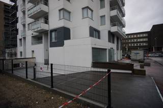 Kantoorruimte te huur in centrum Genk, het pand is gelegen op de hoek van de Dieplaan en de Eindgracht, tegenover het gemeentehuis.<br />Door zijn locatie en de uitstekende bereikbaarheid via zowel de wagen als via openbaar vervoer is dit een uitermate geschikt pand voor allerhande invullingen.<br /><br />De huidige indeling van het pand bestaat uit een kantoorruimte met een oppervlakte van 54,7m² met etalage aan de kant van de Eindgracht en een achterliggend lokaal/magazijn met een oppervlakte van 16,8 m².<br /><br />De kantoorruimte kan apart gehuurd worden voor 500€ per maand, het achterliggende lokaal kan hierbij gehuurd worden voor 75€ per maand. (opgelet, het achterliggende lokaal is niet apart te huur)<br />Het voorschot op de algemene onkosten bedraagt 53,42€ per maand.<br /><br />Het pand is onmiddellijk beschikbaar, voor bijkomende inlichtingen of een bezoek ter plekke kan u ons steeds contacteren.<br /><br />EPC F.