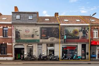<p><span>Handelspand met mogelijkheid tot het creëren van een bovengelegen woonst nabij het centrum van Kapellen.</span></p><p><span>De winkelruimte en de werkplaats zijn in een goede staat, doch verder zijn de gebouwen aan een grondige renovatie toe.</span></p><p><span>Terug omvormen naar twee eengezinswoningen is natuurlijk ook een optie, doch zulks zal wel wat ingrijpende werken vragen.</span></p><p><span>Het gelijkvloers bestaat thans uit een winkelruimte (x 2), een keuken met eethoek, een berging, een toilet en een werkplaats, welke tevens bereikbaar is langs de garagepoort aan de Streepstraat.</span></p><p><span>Op de verdiepingen van zowel nr. 11 als nr. 13 vinden we een te renoveren woongelegenheid. De woongelegenheid van nr. 11 is bereikbaar langs een afzonderlijke inkom, terwijl deze van nr. 13 bereikbaar is langs de winkelruimte.</span></p><p><span>De energiescore van nr. 11 bedraagt 491 kWh/(m²jaar), zijnde label E en dus renovatieplicht, en van nr. 13 231 kWh/(m²jaar), zijnde label C. Wat betreft nr. 11 volstaat het een condensatieketel te plaatsen om de energiescore naar 273 kWh/(m²jaar) en dus label C te brengen en zo aan de renovatieplicht te voldoen.</span></p><p><span>Is uw interesse gewekt? Wel, dan spreek ik graag een keer ter plaatse af.</span></p>