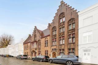 <p>Zelden te koop: deze unieke aaneenschakeling van 4 woningen op schitterende locatie in Brugge biedt een waaier aan mogelijkheden. <br /><br />Bestaande uit een prachtig en zeer ruim neogotisch herenhuis met tal van authentieke elementen in het Pandreitje, alsook 3 bél-etage woningen (verhuurd) in de Waalsestraat. Naast woongelegenheid biedt dit aanbod ook inpandige garages met plaats tot wel 5 à 6 auto's. <br /><br />Een unieke kans met alle mogelijkheden; reconversieproject naar meergezinswoning, luxe b&amp;b, ruime gezinswoning met daarnaast verzekerde huurinkomsten, opbrengsteigendom, enz... <br /><br />De herenwoning, alsook 2 van de 3 bél-etage woningen beschikken over een buitenruimte/terras. <br /><br />Bijkomende foto's beschikbaar op aanvraag. <br /><br />Troeven: <br />-Locatie (vlak aan de Rozenhoedkaai, Astridpark, ...)<br />-Bewoonbare oppervlakte <br />-Garages<br />-Karakter (Prachtige neogotische en authentieke gevels)<br /><br />Contacteer Nathan voor een bezoek of meer informatie:<br />0471 49 45 39<br />nathan.peellaert@albert.immo</p>