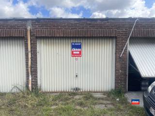 WILRIJK | CENTRAAL GELEGEN GARAGEBOX MET MANUELE KANTELPOORT GELEGEN IN DE REGIO 'OOSTERVELDWIJK' |Ruime, droge & bovengrondse garagebox | D 5.89m x...
