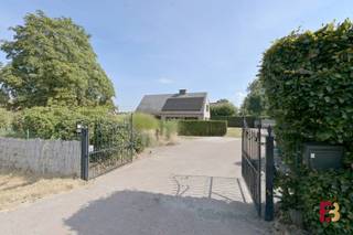 Droom je van een instapklare woning waar modern wooncomfort, rust én ruimte voor je paarden samenkomen? Dan is deze prachtig gerenoveerde woning in Wetteren absoluut het ontdekken waard.<br /><br />De woning werd met oog voor comfort en hedendaags wonen ingericht en geniet van veel natuurlijk licht en een heerlijk open uitzicht.<br /><br /><strong>Comfortabel en instapklaar wonen</strong><br /><br />De gezellige, lichtrijke leefruimte vormt het hart van de woning en sluit mooi aan op de volledige geïnstalleerde, moderne keuken. Een praktische berging zorgt voor extra opbergruimte.<br />Verder beschikt de woning over een stijlvolle badkamer met ruime inloopdouche en twee comfortabele slaapkamers.<br /><br />Ook aan bergruimte is er geen gebrek. De bijzonder ruime garage biedt rechtstreeks toegang tot een grote zolder die zich uitstrekt over de volledige woning en heel wat extra mogelijkheden biedt.<br /><br />Dankzij de vloerverwarming en zonnepanelen geniet je bovendien van hedendaags en energiezuinig wooncomfort.<br /><br /><strong>Een droom voor paardenliefhebbers</strong><br /><br />Wat deze woning écht bijzonder maakt, vind je buiten. Naast de woning ligt een volledig omheinde weide van maar liefst 1 hectare, voorzien van een schuilhok en een aparte watervoorziening.<br /><br />Je paarden letterlijk aan huis, zonder dagelijkse verplaatsingen, én vanuit je eigen woonomgeving genieten van het groen: voor iedere paardenliefhebber een heerlijke luxe.<br /><br /><strong>Rust, ruimte en wooncomfort</strong><br /><br />De rustige ligging, het weidse uitzocht en de combinatie van een gerenoveerde woning met paardenfaciliteiten maken van deze eigendom een bijzonder aanbod voor wie landelijk wil wonen zonder in te boeten aan hedendaags comfort.<br /><br />Neem contact op voor meer inforamtie of een bezoek en ontdek deze unieke plek in Wetteren zelf.<br /><br />Beschikbaar: 15/09/2026