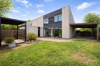 Solide WONING met GROTE TUIN, GARAGE en VLOTTE TOEGANG VOOR- EN ACHTERAAN, rustig gelegen in een KINDVRIENDELIJKE WIJK met DOODLOPENDE STRATEN. Via...