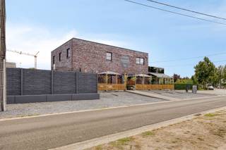 FOR SALE: Commercial house with pizzeria & apartment in Koersel!AtBosstraat 1 in Koersel, this spick and span commercial house from 2015 comes on the...