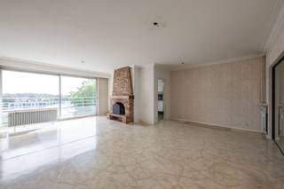 <p><span>Te renoveren, erg ruim appartement (101 m²) met 2 slaapkamers, 2 zonnige terrassen en mooi uitzicht.</span></p><p><span>Het appartement bevindt zich op de zesde verdieping van een verzorgd gebouw, op wandelafstand van het Te Boelaerpark.</span></p><p><span>Indeling:</span></p><p><span>Inkomhal met vestiairekast en een handige berging, lichtrijke ruime living (ca. 38 m²) met terzijde de keuken (elk met toegang tot het voorterras), 2 slaapkamers (14 m² en 8 m²) waarvan de grootste toegang gevend tot het achterterras, badkamer met inloopdouche, en een apart toilet. Bij het appartement hoort een privatieve kelder.</span></p><p><span>Extra info:</span></p><p><span>- gunstig EPC energielabel B</span></p><p><span>- rustig gelegen nabij winkels, openbaar vervoer en invalswegen</span></p><p><span>- een ondergrondse autostaanplaats wordt optioneel aangeboden aan € 9.000</span></p><p><span> </span></p><p><span> </span></p><p><span> </span></p>