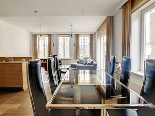 Dit appartement is heel centraal gelegen met op wandelafstand scholen, winkels, horeca en het station van Oudenaarde. Verder ben je hier ook meteen in het groen dankzij het aangelegde park Liedts.<br /><br />INDELING<br />inkomhal - badkamer - slaapkamer - toilet - leefruimte met open keuken - berging<br /><br />TROEVEN<br />+ hartje Oudenaarde<br />+ dichtbij alles<br />+ lichtrijk appartement<br /><br />De snelste manier om een bezoek te brengen aan dit appartement? Vraag je bezoek aan via de rode knop op onze website (www.dewaele.com) en je wordt gecontacteerd door onze medewerker Lisa. Bij andere vragen kun je ons telefonisch contacteren via 055 20 80 20.
