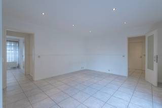 <p><strong>Aangenaam en lichtrijk appartement met 1 slaapkamer in Sint-Jans-Molenbeek.</strong></p><p></p><p>Op de eerste verdieping van een goed onderhouden mede-eigendom bevindt zich dit aangename appartement met een praktische en comfortabele indeling. Dankzij de grote schuiframen in de leefruimte, keuken en slaapkamer geniet het appartement van een mooie natuurlijke lichtinval, wat zorgt voor een aangename en open sfeer doorheen het appartement.</p><p></p><p>Via de inkomhal komen we in de leefruimte van ca. 18 m². Deze biedt voldoende ruimte voor een gezellige zithoek en eetplaats, met aansluitend de aparte ingerichte keuken.</p><p></p><p>Via de nachthal bereiken we de overige ruimtes. De badkamer is voorzien van een ligbad, wastafel en toilet. De slaapkamer van ca. 10 m² biedt voldoende plaats voor een comfortabel bed en kleerkast.</p><p></p><p>Dankzij de praktische indeling worden de beschikbare ruimtes optimaal benut en beschikt het appartement over alles wat nodig is voor comfortabel wonen. De combinatie van de aangename leefruimte, aparte keuken en ruime slaapkamer maakt dit een interessante woongelegenheid in Sint-Jans-Molenbeek.</p><p></p><p>De verzorgde mede-eigendom en de praktische indeling maken deze eigendom bovendien interessant voor zowel eigen bewoning als investering.</p><p></p><p><strong>EPC 307 kWh/m²/jaar (label F)</strong></p>