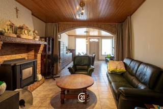 <p>Op zoek naar een gezellige woning op een strategische locatie? Deze charmante woning in de Gentsestraat 81 te Geraardsbergen biedt een ideale combinatie van comfort en bereikbaarheid.</p><p>De woning beschikt over een ruime en lichtrijke leefruimte, twee volwaardige slaapkamers en een aangename tuin waar u in alle rust kunt genieten van het buitenleven. In de straat is bovendien ruim voldoende parkeergelegenheid, wat zorgt voor extra praktisch comfort.</p><p>Dankzij de uitstekende ligging, op korte afstand van het centrum van Geraardsbergen en nabij de belangrijkste invalswegen, geniet u van een vlotte verbinding terwijl winkels, scholen en andere voorzieningen binnen handbereik liggen.</p><p>De woning is momenteel verhuurd, waardoor ze ook een interessante opportuniteit vormt voor investeerders die op zoek zijn naar een eigendom met onmiddellijk rendement.</p><p>Voor meer informatie of een bezoek, contacteer ons kantoor!</p>