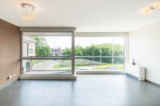 Dit instapklaar appartement is gelegen op de eerste verdieping langs de Spuikomlaan te Bredene. Indeling: - inkomhal- lichtrijke leefruimte met open keuken (spoeltafel, elektrisch fornuis, vaatwas, oven en frigo)- terras (3m²)- slaapkamer (11m²)- badkamer voorzien van een ligbad en lavabomeubel- berging met aansluiting wasmachinePluspunten:- recent gebouw- instapklaar- rustige locatie aan de Spuikomlaan- nabij openbaar vervoer- lichtrijkWacht niet langer en ontdek deze unieke kans! Contacteer ons vandaag nog voor een bezoek.Bestuursmaatregelen in het maatregelenregister: in aanvraag