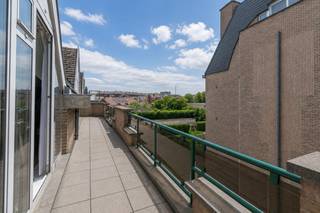 Een ruim (90m²), hoekappartement met oa. 2 slaapkamers, 2 mooie terrassen en gesloten garagebox. Ideaal gelegen in het stadcentrum.<br /><br />Op de derde verdieping (met lift): ruime inkomhal met toilet, lichtrijke living-eetplaats met parketvloer (30.00m²), ingerichte keuken (18.00m² - verlek, dampkap, kookplaat, oven) met berging/wasplaats, 2 slaapkamers (9.00 / 14.25m²), badkamer (badkamer en dubbele wastafel); Verder: 2 mooie terrassen, gesloten garagebox.<br /><br />Buitenschrijnwerk aluminium dubbel glas - Verwarming met elektrische accumulatoren<br />EPC: 299 Kwh/m² (score: C) - UC: 2353134<br />Kadastraal inkomen: 1.075 EUR<br /><br />Stedenbouwkundige inlichtingen aangevraagd.