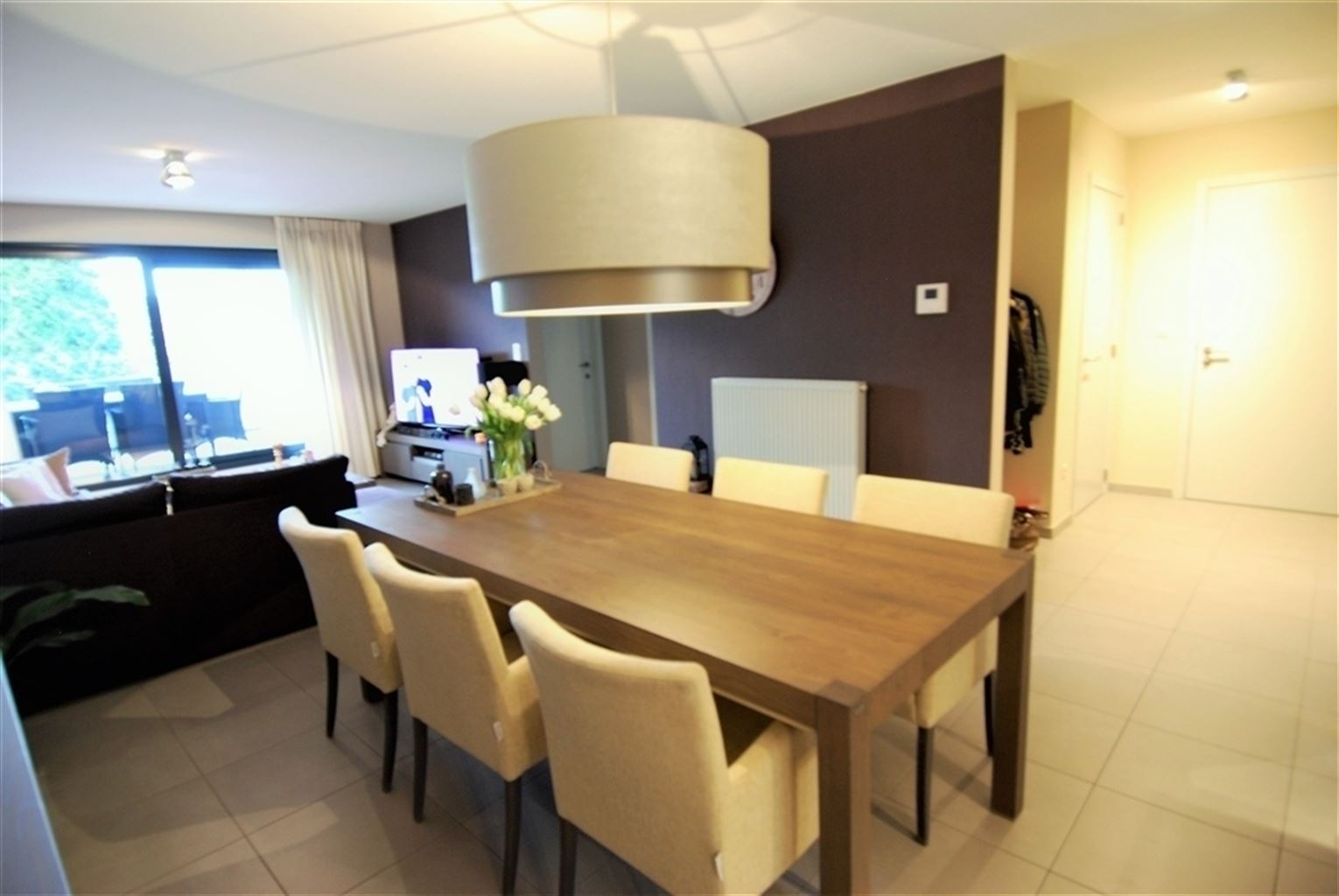 Gezellig appartement met 2 slaapkamers, 2 terassen, autostaanplaats en kelderberging in het centrum van Maaseik. - foto 2