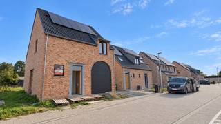In het charmante nieuwbouwproject Kerkeinde zijn 10 kwaliteitsvolle woningen gerealiseerd, waarvan reeds 90% verkocht is. Deze woning is de laatste beschikbare kansen binnen dit kleinschalige project: de laatste woning in deze rustige verkaveling.<br /><br />Deze halfopen pastorijwoning combineert de tijdloze charme van een klassieke pastorijstijl met het comfort van vandaag. Ze wordt aangeboden als een compleet afgewerkte, instapklare en energiezuinige nieuwbouwwoning, uitgerust met hedendaagse technieken zoals warmtepomp en zonnepanelen. Ideaal voor wie zorgeloos wil wonen met een lage energiekost én een toekomstgerichte investering.<br /><br />Indeling<br /><br />Je komt binnen via een ruime inkomhal met apart gastentoilet. De lichtrijke leefruimte sluit mooi aan op de open keuken, perfect voor gezellige familiemomenten. Aansluitend is er een praktische berging/garage.<br /><br />Op de eerste verdieping bevinden zich: een nachthal, een apart toilet een badkamer met douche én bad &amp; 3 ruime slaapkamers<br /><br />Daarnaast beschikt de woning over een zolder, ideaal als extra bergruimte of voor verdere invulling naar wens.<br /><br />Rustige ligging met vlotte verbinding<br /><br />Het project is gelegen in een rustige doodlopende straat in Uitbergen (Oost-Vlaanderen). Je geniet hier van een landelijke en veilige woonomgeving, terwijl Dendermonde en Gent vlot bereikbaar blijven. In de nabije omgeving bevindt zich bovendien het prachtige Donkmeer, een geliefde plek voor wandelen, fietsen en ontspanning.<br /><br />📞 Interesse?<br />Neem gerust contact met ons op voor meer informatie, plannen, lastenboek of een bezoek ter plaatse. We helpen je graag verder.