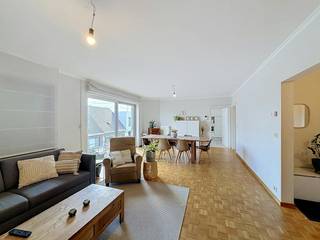 Dit zeer ruim en lichtrijk appartement met 3 slaapkamers is op zoek naar nieuwe bewoners! Ben jij op zoek naar een gezellig appartement in Deerlijk? Dan is deze topper iets voor u!<br /><br />INDELING<br /><br />- inkomhal<br />- toilet<br />- lichtrijke leefruimte<br />- open keuken <br />- slaapkamer 1<br />- slaapkamer 2<br />- slaapkamer 3<br />- badkamer voorzien van dubbele lavabo, douche en ligbad<br /><br />TROEVEN<br /><br />+ 3 slaapkamers<br />+ lichtrijk<br />+ gunstig EPC <br />+ garagebox: verplicht bij te huren voor € 60,00/maand<br /><br />De snelste manier om een bezoek te brengen aan deze woning? <br />Vraag je bezoek aan via de rode knop op onze website (www.dewaele.com) en je wordt gecontacteerd door onze makelaar. <br />Telefonisch kunnen er geen afspraken gemaakt worden. <br />Bij andere vragen kun je ons telefonisch contacteren via 056 605 605.