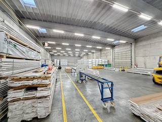 Specificaties:- magazijn van ca. 1.600 m² ; - 4 laadkades- vrije hoogte 6 m ;- polybeton-vloer ;- ruime parking ;- bureelruimte van ca. 130 m²...