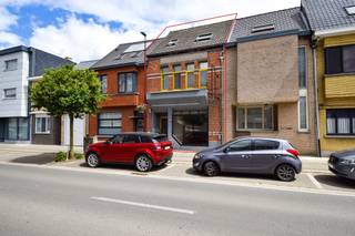 Uitstekend gelegen opbrengsteigendom bestaande uit handelsgelijkvloers + duplex appartementDit betreft een op te frissen gebouw voor gemengd gebruik...