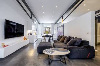 <p>In de Coxiestraat 15, in het hart van Mechelen, vind je geen gewone woning, maar een lichtrijke stadsloft met karakter en rust. Een open ruimte die met zorg werd herwerkt tot een oase waar licht, luxe en warmte centraal staan.</p><p>De hoge plafonds en grote ramen zorgen voor een aangename, luchtige sfeer. De open leefruimte nodigt uit om te leven op jouw tempo, met een keuken die naadloos aansluit en perfect is voor  gezellige avonden en fijne momenten. Achteraan bevindt zich een knusse slaapkamer: eenvoudig, geborgen en aangenaam afgescheiden van de leefruimte.</p><p>Buiten ligt de stad aan je voeten. Op wandelafstand van de Grote Markt, gezellige koffiebars, winkels en het water langs de kade. Levendig wanneer je dat wil, rustig wanneer je het nodig hebt.</p><p>Ideaal voor wie alleen woont of met twee, en op zoek is naar een stijlvolle, rustige plek in de stad, geen huis, maar een thuis met gevoel.<br />Zie jij jezelf hier al wonen? Neem dan snel contact op met Lauren van Gilles Vastgoed via 0468/ 367 951 of e-mail haar via lauren@gillesvastgoed.be</p>
