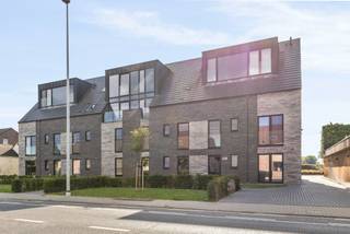 Dit recent luxe duplex- appartement heeft een topligging met een weids zicht gelegen te Alken.<br />Op de benedenverdieping hebben we een open leefruimte met open view en directe toegang tot het terras dat zich strekt over de gehele breedte van het appartement. De compleet uitgeruste keuken met eiland bevindt zich aan het terras en ligt ook centraal in de leefruimte. Aan de andere zijde van de mooie en ruime leefruimte ligt het gastentoilet en de super praktische op maat gemaakte wasplaats/berging. <br />De zwart stalen trap in de leefruimte brengt ons naar de lichtrijke bovenverdieping met 3 slaapkamers en ruime en uiterst comfortabele badkamer. De toilet is voorzien in de badkamer.<br /><br />Het appartement is voorzien van vloerverwarming en een hoogrendementsketel op aardgas.<br />Daarnaast werden er nog zonnepanelen geplaatst in combinatie met een thuisbatterij<br />Er is een gemeenschappelijke lift, overdekte fietsenstalling en vuilnisruimte.<br />Daarnaast heeft het appartement ook 1 ondergrondse autostaanplaatsen en een bovengrondse parkingplaats. Deze zijn verplicht bij aan te kopen.<br />Het station van Alken ligt op wandelafstand van het appartement.<br /><br />Buitengewone kenmerken;<br />* Zuidgericht met een uniek uitzicht<br />* 3 slaapkamers<br />* +-132 m2 <br />* Uiterst energiezuinig EPC 54<br />* Airco<br />* Zonnepanelen/ thuisbatterij<br />* 2 Parkeerplaatsen (1 boven- 1 ondergronds) bij aan te kopen<br />* Kelderberging