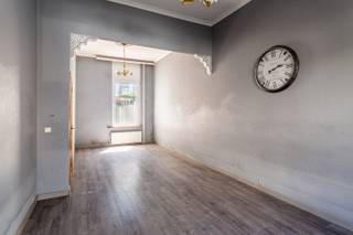 Karaktervolle voorgevel met leuke buitenruimte<br /><br />Locatie<br />Welkom in de Zeilstraat 34! Dankzij de goede verbinding naar de autosnelweg ben je in een mum van tijd vlot onderweg, terwijl ook het bruisende stadscentrum gemakkelijk bereikbaar is. Openbaar vervoer bevindt zich op wandelafstand, waardoor je je moeiteloos door de stad verplaatst. Bovendien ligt het populaire Park Spoor Noord vlakbij, de ideale plek om te wandelen, te sporten, te ontspannen of te genieten van een gezellige picknick. Een centrale ligging waar bereikbaarheid en levenskwaliteit hand in hand gaan.<br /><br />Beschrijving<br />Achter de charmante gevel schuilt een ruime gezinswoning met tal van mogelijkheden. Via de inkomhal bereik je de leefruimte, die aansluit op de keuken. Achteraan bevindt zich een leuke koer/stadstuin waar je in alle rust kan genieten van een kop koffie, een barbecue of een zonnige namiddag. Daarnaast beschikt de woning over een praktische kelder, ideaal als extra bergruimte. Op de eerste verdieping bevinden zich twee slaapkamers aan de voorzijde en een bijzonder ruime badkamer aan de achterzijde, uitgerust met een ligbad, lavabo en toilet. De tweede verdieping biedt nog eens twee volwaardige slaapkamers, waardoor deze woning perfect geschikt is voor grotere gezinnen, thuiswerkers of wie extra hobby- of logeerkamers wenst. Bewoonbare oppervlakte volgens EPC: 153m².<br /><br />Verplichte vermeldingen<br />EPC: 712 kWh/m²<br />P-score: C<br />G-score: C<br />Stedenbouwkundige inlichtingen: Gvg, Wg, Vkr, Gmo, Gvv<br />Dit pand kan onderhevig zijn aan de renovatieverplichting die door de Vlaamse overheid wordt opgelegd voor residentiële gebouwen. Consulteer voor meer informatie de website van het Vlaams Energie- en Klimaatagentschap via https://www.vlaanderen.be/een-woning-kopen/renovatieverplichting-voor-residentiele-gebouwen-vanaf-2023.