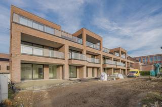 L'appartement dispose d'une surface habitable de 88 m² et d'une terrasse spacieuse et ensoleillée de pas moins de 16 m², idéale pour profiter de la paix et de l'espace extérieur.L'aménagement est pratique et bien pensé :- Une cuisine entièrement équipée aux finitions modernes- Espace de vie lumineux avec accès à la terrasse- 2 chambres complètes- Une salle de bain entièrement équipée- Un espace de rangement pratiqueGrâce à son emplacement idéal, le centre de Courtrai est accessible à pied et à vélo, tandis que les principales routes d'accès sont également facilement accessibles. Cela rend l'appartement idéal à la fois pour une occupation privée et pour un investissement.Achat obligatoire d'un box de garage souterrain. Vous recherchez un appartement neuf économe en énergie avec terrasse dans un emplacement privilégié à Courtrai ? Alors cet appartement situé à Sluis 9 vaut vraiment le détour.Contactez Alissia Dewitte - 0472 18 64 21 ou Sarah Hanson - 0493 25 46 80 - pour planifier une visite ou plus d'informations.