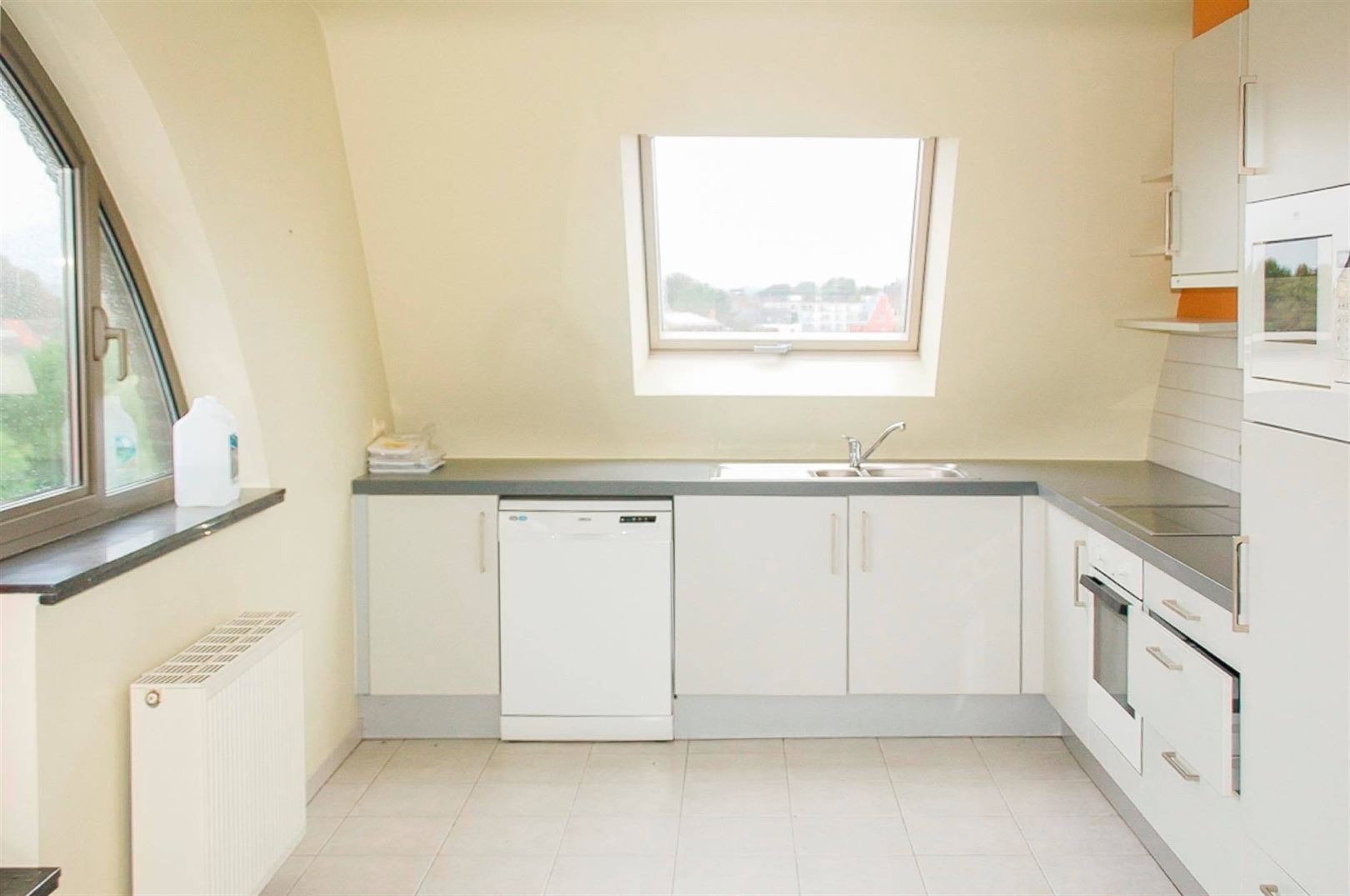 Ruim éénslaapkamer appartement met garagebox! - foto 4
