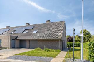Dit instapklaar huis is rustig gelegen in Kuurne, doch op wandelafstand van het centrum én is vlot bereikbaar via diverse invalswegen. INDELING:Gelijkvloers:- Inkomhal met gastentoilet - Leefruimte met grote raampartijen en zicht op de tuin- Geïnstalleerde keuken - Zonnige tuin - Inpandige garage met sectionaalpoort Eerste verdiep:- 3 slaapkamers- Badkamer uitgerust met lavabo, ligbad, douche en toiletTroeven van deze woning:- Gunstig EPC (B-label) en conforme elektriciteit- Bergzolder- Leuke en zonnige tuin- Aangename ligging op wandelafstand van het centrumBezoeken aan deze eigendom vinden plaats op dinsdag 07/07 of donderdag 09/07. Een bod kan worden uitgebracht tegen vrijdag 10 juli - 14u00.Contacteer Sarah Hanson (0493 25 46 80) voor meer info of een bezoek ter plaatse!De eigendom wordt aangeboden via de Pre-sale formule. Van 07/07/2026 om 09:00 tot 10/07/2026 om 14:00 kan u de woning op afspraak komen bezichtigen en een bod uitbrengen. De vermelde prijs is een instelprijs. Voor meer info, gelieve contact op te nemen met de dossierverantwoordelijke.Bestuursmaatregelen in het maatregelenregister: neeDeze AI-visualisaties zijn bedoeld als inspiratie. Er werd geen rekening gehouden met technische specificaties, stedenbouwkundige voorschriften of de concrete mogelijkheden tot realisatie.