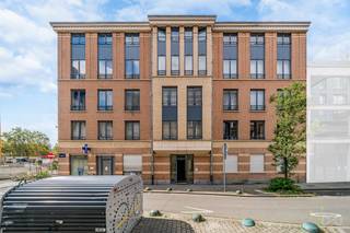 In de onmiddellijke nabijheid van Tour & Taxis ontdekt u dit mooie appartement, gelegen op de 4e en bovenste verdieping van een gebouw uit de jaren 90. Het appartement beschikt over een bewoonbare oppervlakte van ±105 m² en biedt aangename ruimtes en een functionele indeling. Het bestaat uit een inkomhal met een afzonderlijk toilet, een uitgeruste keuken, een ruime leefruimte, een nachthal die toegang geeft tot drie slaapkamers, een badkamer en een tweede toilet, evenals een kelder. Individuele gasverwarming. De ligging is een echte troef: vlak naast de emblematische site van Tour & Taxis geniet u van een wijk in volle ontwikkeling, met winkels, restaurants, groene ruimtes en talrijke stadsontwikkelingsprojecten, terwijl u zich toch op korte afstand van het centrum van Brussel bevindt. Een ideale ligging om optimaal te genieten van het Brusselse stadsleven, met een vlotte toegang tot het openbaar vervoer en de belangrijkste verkeersassen. EPC: E.
