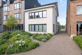 <p><strong>NIEUWE VOORWAARDEN!!!<br />Uitstekende gezinswoning met 3 ruime slaapkamers in centrum Ravels, badkamer en keuken volledig vernieuwd in 2013, buitenschrijnwerk in PVC met rolluiken, ruime tuin met toegang naar achter en een vrijstaande garage en carport op een perceel van ca. 800m² en een EPC met label C.</strong><br /><br />Gelijkvloers:<br />Een ruime inkomhal heet u een warme welkom en geeft u toegang naar de woonkamer enerzijds, en de trap naar de verdieping anderzijds. <br />De L vormige woonkamer is ruim en ingedeeld met een grote zithoek aan de straatkant en de eetkamer kort bij de keuken. Met de inbouwhaard op hout kan u in de tussenseizoenen het gezellig warm stoken, maar in de winter een perfecte bijverwarming.<br />De woonkamer geniet van een heerlijk lichtinval door de grote raampartijen. <br />Aan het terras op de achterzijde is de keuken ingericht. Deze werd volledig gerenoveerd en is voorzien van de nodige toestellen, voldoende werktablet en een gezellige ontbijthoek die op de tuin uitkijkt. Verder bevindt zich langs de keuken nog de practische bijkeuken waar wasmachine, droogkast en opbergruimte voorzien zijn.<br />De badkamer is ruim en werd ook al vernieuwd, deze is ingericht met maatwerk wastafel, douche en toilet.<br />De kelder is toegankelijk langs de keuken en biedt plaats voor extra berging en verwarming.<br /><br />Eerste verdieping:<br />Een ruime overloop met veel daglicht en ingemaakte kasten geeft toegang naar 3 ruime slaapkamers.<br />De master heeft zicht op de achtertuin en vooraan hebben we een grote en kleinere slaapkamer. Er is een apart toilet op de gang. <br /><br />Zolder:<br />De zolderverdieping is toegankelijk middels een vlizotrap.<br />Thans is de zolder ingeicht als berging, maar mits vaste trap zijn hier nog mogelijkheden tot extra woonruimte.<br /><br />Tuin en omgeving:<br />Deze eigendom heeft een heerlijke tuin op het zuid westen die toegankelijk is via een eigen toegang maar ook servitude geeft aan het achterliggend perceel.<br />De private tuin is veilig afgeschermd en geeft toegang tot private garage, parking en carport. Achteraan is het grasveld waar kinderen kunnen ravotten.<br /><br />Bijzonderheden:<br />- Centrumgelegen met eigen achterinrit en plaats<br />- Alle ramen en deuren werden reeds vernieuwd in hoogwaardig PVC<br />- Badkamer en keuken reeds gerenoveerd<br />- Grote droge kelder<br /><br /><br /></p>