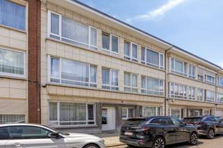 Dit te koop aangeboden verzorgde appartement aan de Vijfkampstraat 24 te Antwerpen Kiel beschikt over een ruime woonkamer, een vernieuwde keuken, één slaapkamer en een volledig betegelde badkamer met inloopdouche. De absolute troef is de ruime koer. Ideaal voor ontspanning of gezellige momenten met vrienden en familie. 

Verder beschikt het appartement over een ingebouwde bergkast met wasmachineaansluiting en een privatieve kelder.

Gelegen op het gelijkvloers van een kleinschalig gebouw met zes appartementen. Ideaal voor een alleenstaande, een koppel, een eerste koper of een investeerder die op zoek is naar een appartement zonder verbouwstress.

Plan gerust een bezoek in en ontdek of dit jouw nieuwe thuis kan worden. Neem contact op via info@cicero.immo.  Wacht niet te lang, want een gelijkvloers appartement met zo'n koer vind je niet elke dag.