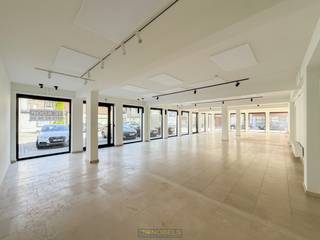 <strong>MULTIFUNCTIONEEL HANDELSPAND</strong> op een <strong>TOPLOCATIE </strong>in Oudenaarde. Op een <strong>UITERST COMMERCIËLE LIGGING </strong>te <strong>OUDENAARDE </strong>vinden we deze <strong>VEELZIJDIGE EIGENDOM </strong>dewelke beschikt over een<strong> UITERST GUNSTIGE LIGGING</strong><strong> </strong>met aanzienlijke <strong>VISIBILITEIT. </strong>Het <strong>RUIME HANDELSGEDEELTE</strong> met een <strong>BRUIKBARE VLOEROPPERVLAKTE VAN CA.130m²</strong> biedt <strong>TALLOZE INVULLINGSMOGELIJKHEDEN</strong> (bv. advocatenkantoor, boekhoudkantoor, interimkantoor, vrij beroep, fitnessruimte,...). Daarnaast beschikt deze eigendom ook over <strong>2 APARTE STOCKAGE/BUREAURUIMTES</strong> en een <strong>APART TOILET</strong>.<br /><br />Adres: Burgschelde 36-38 te Oudenaarde<br /><br />EPC: Label D, G-score en P-score C, Geen renovatieverplichting van toepassing, bestuursmaatregelen in maatregelenregister: Nee