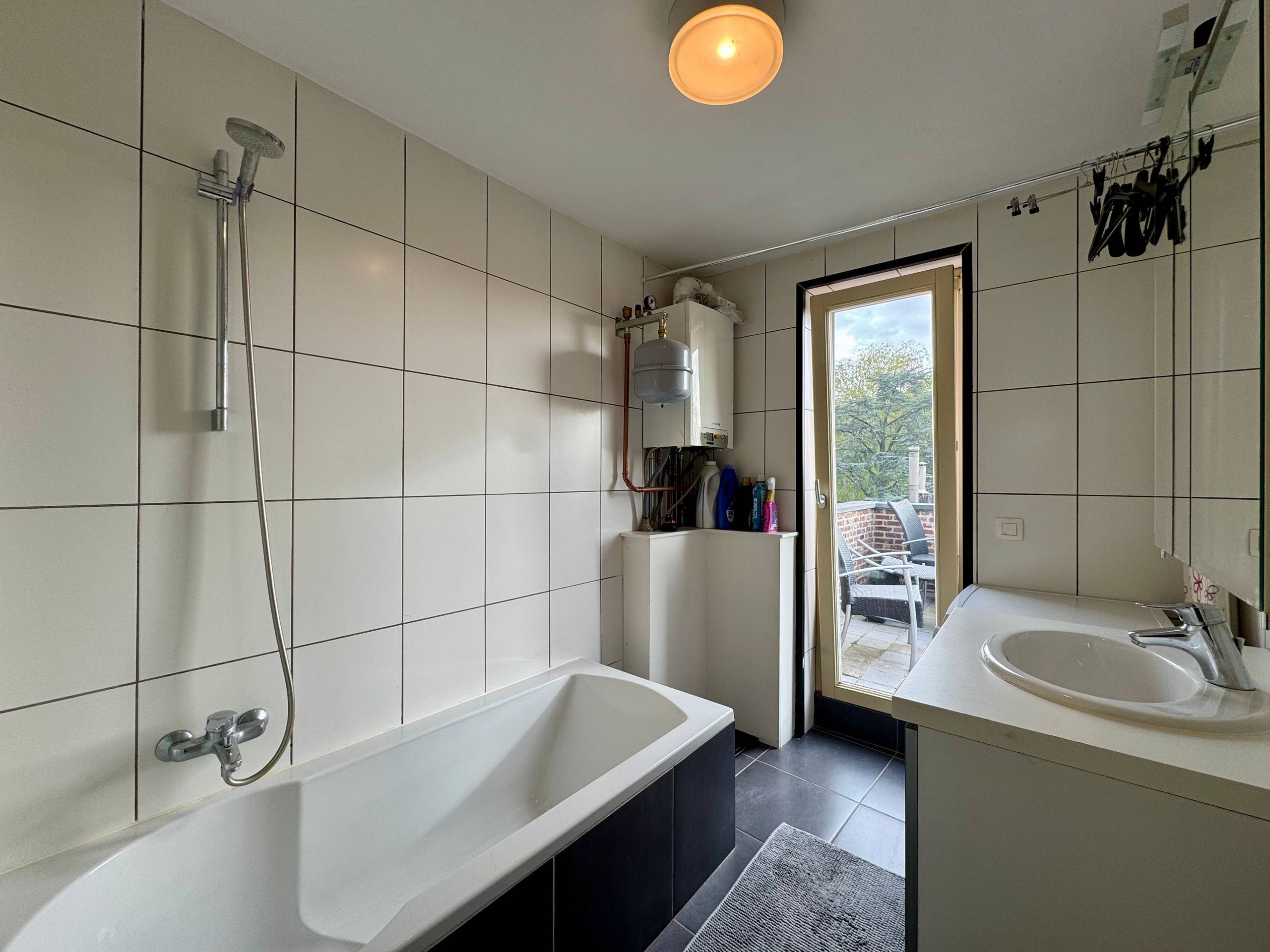 Lichtrijk duplexappartement met 1 slaapkamer gelegen in centrum Bassevelde - foto 5