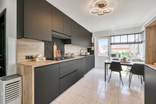 Te Overboelare een deelgemeente van Geraardsbergen bevindt zich deze prachtige woning.<br /><br />Het gelijkvloers bevat een ruime inkomhal, toilet, ruime berging, badkamer 1, extra slaapkamer, living - eetplaats met aansluitend de prachtige keuken met uitzicht op terras en tuin. Het verdiep telt een ruime nachthal, toilet, 3 slpms, ingerichte 2de badkamer.<br /><br />De zolder is bereikbaar via een schuiftrap en biedt eveneens veel mogelijkheden. Pluspunten; 15 zonnepanelen, laadpaal, berging boven garage, garage voor 2 wagens, 3 dubbel glas, ramen PVC, opvang regenwater via de garage, extra terras achteraan de tuin.<br /><br />De tuin is eveneens bereikbaar via een achterliggende priveweg. Kortom een topper, dit is voor snelle beslissers.