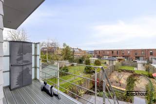 Op de gegeerde Vuurtorenwijk in Oostende, op wandelafstand van het strand en De Spuikom, bevindt zich deze lichtrijke en instapklare bel-etage woning met een bewoonbare oppervlakte van 217 m², garage en prachtige, afgewerkte tuin.<br />Indeling:<br />- Gelijkvloers: oprit voor 2 auto’s, inkomhal, ruime wasplaats/berging; dubbele garage met directe toegang tot de mooie tuin met tuinhuis.<br />- Eerste verdieping: ruime woonkamer met open, volledig geïnstalleerde keuken, afzonderlijk toilet en een aansluitend zonneterras met trap naar de tuin.<br />- Tweede verdieping: 3 volwaardige slaapkamers en badkamer met douche, lavabo en toilet.<br />Zolderverdieping: opgedeeld in 3 ruimtes, ideaal als extra kamers, hobbyruimte of bureau.<br />Extra troeven: Gedeeltelijk gerenoveerd in 2009<br /> Condensatieketel (energiezuinige verwarming)<br /> 19 zonnepanelen aanwezig/warm water op elektriciteit<br /> Rustige woonwijk, dicht bij zee en natuur<br /> Ideaal als gezinswoning of tweede verblijf<br />📍 Een ruime, energiezuinige woning (EPC B ) op een toplocatie aan zee — instapklaar en toekomstgericht.
