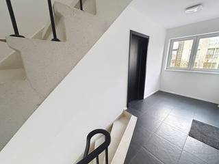 L'appartement est situé dans une rue calme à une courte distance du centre de Wolvertem, avec un emplacement idéal à proximité des écoles,...