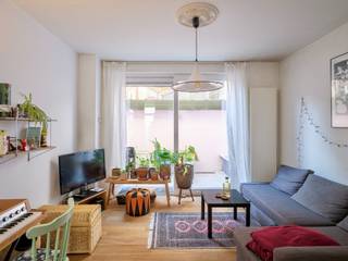 <strong>Lichtrijke stadswoning met 3 slaapkamers en buitenruimte, gelegen in een rustige straat op korte afstand van het centrum van Gent.</strong><br /><br /><em>Voor bezoekaanvragen: info@carloeggermont.be</em><br /><br />Deze instapklare woning is gelegen in een aangename, levendige buurt nabij het Fonteineplein, op fietsafstand van het historisch centrum en de Bourgoyen.<br /><br />De woning werd gerenoveerd in 2017–2018 en beschikt over een bruikbare vloeroppervlakte van ca. 97 m², met een praktische indeling verdeeld over drie niveaus.<br /><br />Indeling:<br />Gelijkvloers met inkomhal, open leefruimte en keuken met eetplaats, met aansluitend een zongerichte buitenruimte.<br />Eerste verdieping met een ruime slaapkamer vooraan en een badkamer achteraan, uitgerust met bad, inloopdouche, wastafel en aansluiting voor wasmachine.<br />Tweede verdieping met een volwaardige slaapkamer en een derde kamer, momenteel ingericht als dressing.<br /><br />Technisch in orde met EPC-score C en conforme elektrische installatie.<br /><br /><strong>Een interessante opportuniteit voor wie op zoek is naar een eerste woning of investering op een gegeerde locatie. Instapklaar, goed gelegen en in een aantrekkelijke prijsklasse.</strong>