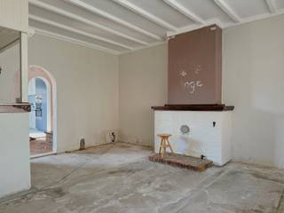 Op een perceel van 85 m², midden in het centrum van Hoevenen, bevindt zich deze charmante starterswoning die wacht op een nieuwe eigenaar met visie. Er werd de voorbije jaren al heel wat geïnvesteerd in de woning, maar de verdere afwerking en indeling laten u alle vrijheid om er volledig uw eigen thuis van te maken.<br /><br />De gelijkvloerse verdieping omvat een inkomhal met ruimte voor een vestiaire. De leefruimte bestaat uit een gezellige zithoek en een aparte eetkamer met de trap naar de verdieping. Achteraan bevindt zich de vernieuwde keuken met toegang tot de tuin. Vanuit de zithoek bereikt u bovendien het aparte gastentoilet.<br /><br />Op de verdieping bevindt zich momenteel één open ruimte. Deze ruimte kan eenvoudig worden ingedeeld in twee slaapkamers en een badkamer. <br /><br />De woning onderging reeds belangrijke renovatiewerken. Zo werden onder andere de gas- en waterleidingen vernieuwd, de afvoeren vervangen, de cv-ketel vernieuwd, verschillende ramen vervangen door hoogrendementsglas, de elektriciteit grotendeels vernieuwd en de voor- en achtergevel deels geïsoleerd. De keuken werd volledig vernieuwd en is nagenoeg afgewerkt. In september 2025 werd bovendien een volledig nieuw en geïsoleerd dak met vernieuwde dakkapel en nieuwe Veluxramen geplaatst.<br /><br />Dankzij deze reeds uitgevoerde structurele investeringen kan de nieuwe eigenaar zich vooral richten op de verdere afwerking en inrichting naar eigen smaak.<br /><br />Bent u op zoek naar een betaalbare woning met karakter, waar u uw eigen woonideeën kunt realiseren? Dan is dit een buitenkans.