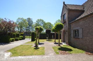 LOKEREN: nabij de oprit van de E17 en toch dichtbij het centrum: charmante, goed onderhouden open bebouwing op 810 m2 grond - door de ligging met veel passage/visibiliteit ook ideaal voor vrij beroep, praktijk of kantoor - Indeling: gelijkvloers: inkom met vestiaire, toilet apart en doucheruimte, leefkeuken, mooie ruime living met zithoek palend aan de veranda en met uitzicht op de tuin, inpandige grote garage - verdieping: 3 slaapkamers, ruime badkamer met ligbad, dubbele lavabo en toilet, dressing en aparte opbergruimte met maatwerk kasten - zolder bereikbaar via uitschuifbare trap - zuid-westelijk gericht terras en overal in de tuin heb je zon- en schaduwplekjes