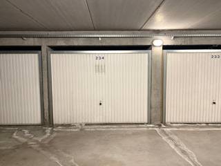 Afgesloten garagebox te koop in residentie Binnentuin in de Stormestraat/Meersstraat in Waregem. De residentie is gelegen op een toplocatie, op...