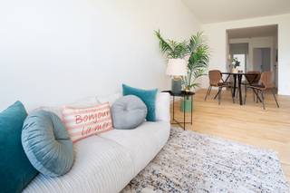 Hou je van het bruisende stadsleven en wil je alles binnen handbereik? Dit ruime en aangename appartement op de vierde verdieping ligt op wandelafstand van Hopland, de Meir, het Stadspark en tal van leuke restaurants, cafés en culturele hotspots. Ook het Centraal Station ligt op amper 10 minuten wandelen en dankzij het openbaar vervoer vlak voor de deur en de vlotte verbinding met de wagen is de bereikbaarheid uitstekend.<br /><br />Het appartement werd steeds met de nodige zorg onderhouden. Los van je eigen persoonlijke smaak hoef je hier dan ook niets te doen: verhuizen en klaar.<br /><br />Het ruime leefgedeelte biedt plaats voor een grote zithoek en sfeervolle eetkamer, met aansluitend een volledig ingerichte keuken. Achteraan bevinden zich twee volwaardige slaapkamers, waarvan één met toegang tot een gezellig terrasje. De badkamer beschikt over een dubbele wastafel, douche en ligbad.<br /><br />De mooie parketvloer zorgt voor extra warmte en karakter. Een privatieve kelderberging maakt het geheel compleet.<br /><br />Kortom: ruim, aangenaam en centraal wonen in hartje Antwerpen.<br /><br />Epc: 137 kWh/m², P-score: A, G-score: A, stedenbouwkundige gegevens in aanvraag.