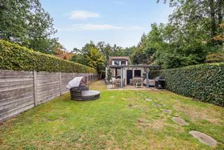 In een rustige, groene omgeving in Schoten wacht deze goed onderhouden vrijstaande woning op u. Deze woning geniet van een topligging en beschikt over een ruime indeling met een open leefruimte, aansluitende keuken, aparte wasplaats, 3 ruime slaapkamers en een badkamer. Buiten geniet u van een zonnige tuin, een carport, een ruime bergruimte en een oprit met plaats voor meerdere wagens. Bovendien is de woning zowel toegankelijk via de Elshoutbaan als langs achteren via de Varenweg.

Aangename leefruimte, 3 slaapkamers, een heerlijke tuin en een fijn terras: deze woning heeft heel wat troeven, maar is energetisch nog voor verbetering vatbaar. Met een EPC-score van 477 kWh/m²jaar valt de woning onder de renovatieverplichting.
Het hellend dak is reeds voldoende geïsoleerd met 10 cm MW en - het platte dak is geïsoleerd volgens de norm van 2009. De houten ramen zijn voorzien van dubbel glas en de woning wordt verwarmd via CV op gas met een condensatieketel van 2010. De belangrijkste onderdelen voldoen dus reeds aan de geldende normen, maar bieden nog ruimte voor verdere optimalisatie.
Zo kan het isoleren van de spouwmuren een interessante investering zijn die een aanzienlijke verbetering van de EPC-score kan opleveren. Op termijn kan u daarnaast ook de ramen en dakisolatie verder optimaliseren.

De elektriciteit is reeds conform tot 2045 volgens de geldende regelgeving. 

Voor meer informatie of een gratis waardebepaling van uw vastgoed kan u een aanvraag invullen op onze website of even bellen op het nr. 03/345.88.99.