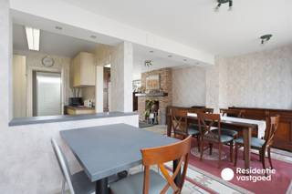 Deze verzorgde bel-étagewoning is rustig gelegen in Sint-Michiels, op korte afstand van winkels, scholen, openbaar vervoer en belangrijke invalswegen. Dankzij de uitstekende bereikbaarheid en de aangename woonomgeving biedt deze woning een ideale ligging voor wie comfortabel wil wonen nabij het centrum van Brugge.<br />De woning werd de voorbije jaren op verschillende vlakken gerenoveerd en gemoderniseerd. Zo werden onder meer de daken vernieuwd en geïsoleerd, werd een recente cv-ketel geplaatst en werden ook de keuken, badkamer, vloeren en binnendeuren aangepakt. Dankzij het gunstige EPC-label C geldt er bovendien geen renovatieplicht.<br />Binnen beschikt de woning over een lichtrijke en ruime leefruimte met aansluitende eetplaats en ingerichte keuken. Op de verdieping bevinden zich drie slaapkamers en een verzorgde badkamer. Verder is er nog een praktische zolder die extra bergruimte biedt.<br />De inpandige garage, kelderruimte en aangename tuin met tuinberging maken het geheel compleet. Een ruime en grotendeels vernieuwde woning op een uitstekende locatie in Sint-Michiels!<br />De vermelde prijs is een richtprijs. Elk bod hoger of lager dan de vermelde prijs wordt overgemaakt aan de eigenaar die zich het recht voorbehoudt om dit al dan niet te aanvaarden. (Gvg, Gmo, Wg, Gvkr, Gvv) Ref. BR00492
