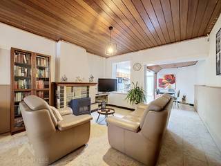 <p>Verder af te werken woning op een centrale locatie bestaande uit een inkomhal, gezellige leefruimte met eet-en zithoek, ruime keuken met eetplaats, badkamer (ligbad, lavabo, toilet + aansluiting wasmachine) en een diepe tuin met tuinberging, overdekte lounge en terras.</p>
<p>Op het verdiep zijn 2 ruime slaapkamers en een trapluik naar de geïsoleerde zolder die mits het plaatsen van een vaste trap kan afgewerkt worden tot een 3<sup>de</sup> en/of 4<sup>de</sup> slaakamer.</p>
<p>Extra troeven:</p>
<ul>
<li>Energiezuinig (geen renovatieplicht)</li>
<li>Recent vernieuwde dakconstructie</li>
<li>Conforme keuring elektriciteit</li>
<li>Zuidwest gerichte tuin</li>
<li>Dubbele beglazing + rolluiken</li>
<li>Regenwaterput</li>
<li>In de nabijheid van scholen, winkels en openbaar vervoer</li>
</ul>
<p>Deze woning is te koop ZONDER makelaar via het concept van Smart Houses! Verdere inlichtingen of bezoek? Contacteer rechtstreeks de eigenaar via +32494442478</p>