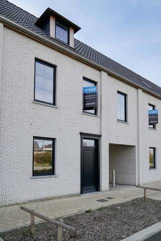 Deze duurzame hedendaagse woning in de Blekerijstraat (lot 1) bevindt zich centraal en op een boogscheut van het centrum van Tielt. De nieuwbouw is reeds wind- en waterdicht opgebouwd met een E-peil onder de 20 en wordt binnenin verder kwalitatief afgewerkt door Dumobil Woonprojecten naar wens en materiaalkeuze van de koper. De woning heeft verder een ideaal zuidoostelijke gerichte aangelegde stadstuin voorzien van een afsluiting, terras en gazon. Binnenin is er een open leefruimte met kwalitatief ingerichte keuken voorzien. Een badkamer met bad en inloopdouche, 3 slaapkamers op het eerste verdiep, waarvan 1 zeer ruime slaapkamer met dressing en mogelijkheid de tot een extra kamer op het tweede verdiep/zolderruimte die je met een vaste trap bereikt. Er is ook een aparte ruime garagebox in het verlengde van de tuin met extra ruimte voor het stallen van fietsen en tuingerief.<br /><br />De woning zal voorzien worden van vloerverwarming, zonnepanelen, ventilatiesysteem type D en alle nodige bevloeringen. Dit is de ideale kans om te investeren in een eigendom met een hoge meerwaarde.<br /><br />Deze all-inprijs excl. kosten omvat een volledig afgewerkte, instapklare woning met álle voorzieningen en omgevingswerken inbegrepen. De totale kostprijs inclusief wettelijke kosten waaronder registratierechten, btw, notariskosten en aansluitingskosten kan je eenvoudig bekijken op onze <u><strong>website</strong></u>: <strong>www.dumobil.be/nl/woonprojecten/projecten/tielt-blekerijstraat</strong> Of vraag vrijblijvend informatie via onze bouwadviseur Sam Borrey: <strong>sam@dumobil.be</strong> | <strong>0483 210 133</strong>