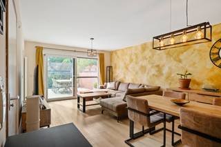 Op een uitstekende locatie nabij het centrum van Keerbergen situeert zich dit gerenoveerd appartement met 2 slaapkamers, ruim terras en garage. U bevindt zich hier op wandelafstand van winkels, scholen, horeca en het openbaar vervoer.<br /><br />Het appartement is gelegen op de eerste verdieping van een kleinschalig appartementsgebouw, te bereiken met een trap. We betreden het appartement via de lichtrijke leefruimte. Deze kan u inrichten met een gezellige zithoek en aparte eetplaats. Aanpalend bevindt zich de recente keuken, voorzien van kwalitatieve toestellen. De leefruimte geeft ons toegang tot het zuidgericht terras met een oppervlakte van maar liefst 33m². Hier kan u steeds in alle rust en privacy genieten van het mooie weer. Via de nachthal komen we aan de twee slaapkamers, een aparte toiletruimte alsook de recente badkamer, voorzien van lavabo en douchebad. De elektriciteit is conform, geen asbest aanwezig alsook een gunstige EPC score B. Het appartement is voorzien van een kelderberging, alsook een inpandige garage.<br /><br />Beschikbaar vanaf april/mei 2027. <br /><br />Dit is een uitstekende opportuniteit als u op zoek bent naar een gerenoveerd appartement met 2 slaapkamers, terras en garage nabij het centrum van Keerbergen. Contacteer ons voor meer informatie op 0472 82 80 66 of neem een kijkje op www.boonstravastgoed.be. <br /><br />Bijzonderheden: <br />- Centrale ligging<br />- Ruim terras 33m²<br />- Garage + autostaanplaats voor garagepoort