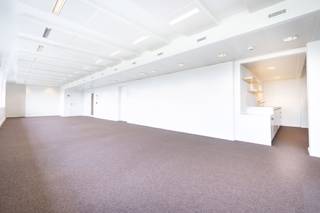 Gelegen op de <strong>bovenste verdieping</strong>, geniet dit <strong>kantoor van 183 m²</strong> van een <strong>adembenemend uitzicht</strong> en <strong>uitzonderlijke lichtinval</strong>. Het is <strong>ingericht en instapklaar</strong>, ideaal voor elk bedrijf dat zich aan de Louizalaan wil vestigen. Naast een <strong>prestigieuze werkomgeving</strong> hebben huurders toegang tot een <strong>gemeenschappelijke tuin</strong>.<br /><strong>Geoptimaliseerde energieprestatie met een PEB B+.</strong><br /><strong>Onmiddellijk beschikbaar.</strong>