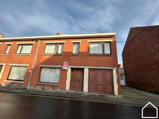 Deze ruime en lichtrijke woning is gelegen in Ieper en biedt alle comfort voor een gezin. Op het gelijkvloers bevindt zich een grote leefruimte...