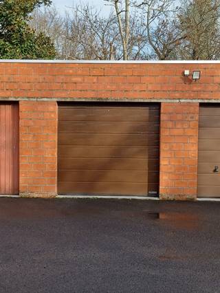 Ce garage box pratique avec portail électrique à Moorselbaan 82 est disponible à partir du 1er janvier 2026. Idéal pour garer votre véhicule en...