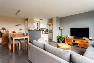 <strong><span>Sale &amp; Rentback – Vastgoedinvestering met stabiele huurinkomsten.<br /><br /></span></strong><strong>1 slaapkamer gerenoveerd dakappartement met riant terras en extra staanplaats op uitstekende locatie nabij winkels, scholen, sportfaciliteiten, openbaar vervoer, belangrijke in- en uitvalswegen.<br /></strong><br /><strong>De huidige eigenaar wordt na de notariële akte vaste huurder via een afgesproken huurcontract aan €950 per maand exclusief onkosten, voor een uiterlijke periode van 3 jaar. Dit betekent een 100% vast en g<span>eïndexeerd</span> rendement in een uiterst betrouwbare formule.<br /><br /><span>INDELING:</span></strong><br />De ruime LIVING ca. 35m² met open KEUKEN ca. 8m² die voorzien is van alle comfort, biedt via grote schuifraam toegang tot het riante TERRAS ca. 125m² rondom rond het appartement. Een extra airco installatie is hier aanwezig.<br /><br />Via de NACHTHAL is er toegang tot de BADKAMER ca. 5m² met inloopdouche, wastafel en WC. In een grote ingemaakte kast is aansluiting voor wasmachine en droogkast.<br />De SLAAPKAMER ca. 12m² geeft ook uit op het terras.<br /><br />De kelderberging is inclusief, de ondergrondse staanplaats optioneel mee aan te kopen, vraagprijs 20.000€<br /><br /><br /><span><strong>BIJZONDERHEDEN</strong></span><br />* Gerenoveerde penthouse met een riant dakterras<br />* Sales en rent back formule: tot 3 jaar vast rendement<br />* Kelder inbegrepen <br />* Parking optioneel bij te kopen