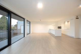 <p>Een ruim en energiezuinig appartement met veel natuurlijke lichtinval en met luxueus afgewerkte ruimtes. Licht en ruimte dus. Met een grote leefruimte en open keuken, zijn 3 volwaardige slaapkamers, een aparte gastentoilet, berging/wasplaats en zonnig terras, maakt dat je in dit appartement volop kan genieten van ruimte, comfort en veel gezelligheid. Afgewerkt met mooie, kwalitatieve materialen en over het ganse appartement is vloerverwarming. Ondergronds is nog een ruime en privatieve kelderbox (+/-10m). Je hebt ook de mogelijkheid om de garagebox te huren of te kopen. Er is ook een gemeenschappelijke fietsenstalling en afvalberging. Lage energiekosten EPC label A met score 62. Wg, Vg, Gvv, Gvkr, Gmo.</p>