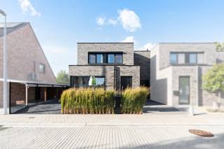 Deze instapklare halfopen woning met drie slaapkamers, garage en aangelegde tuin is gelegen in Roeselare en combineert comfort, energiezuinigheid en een praktische indeling met een rustige ligging en een vlotte bereikbaarheid.<br /><br /><strong>Ligging</strong>: de woning bevindt zich in een rustige en aangename verkaveling in Roeselare, vlakbij Ardooie. U geniet er van een fijne woonomgeving met een vlotte verbinding naar het centrum van Roeselare en de omliggende gemeenten. Dankzij de nabijheid van de E403 zijn ook andere steden en gemeenten gemakkelijk bereikbaar. <br /><br /><strong>Indeling</strong>:<br />U betreedt de woning via de inkomhal, die toegang biedt tot een apart toilet en de leefruimte. De leefruimte bestaat uit een gezellige zithoek en een eetplaats die naadloos aansluit aan de open keuken. Vanuit de woonkamer en de keuken is er een uitzicht over de tuin. <br />De keuken is voorzien van een praktisch keukeneiland, voldoende opbergruimte en kwalitatieve toestellen. <br />Op het gelijkvloers bevindt zich eveneens de inpandige garage, met voldoende plaats voor het parkeren van een wagen en het opbergen van extra materiaal. Samen met de oprit biedt dit een aanzienlijk, praktisch comfort.<br /><br />Op de eerste verdieping bevinden zich drie slaapkamers, een apart toilet en de badkamer. Deze is uitgerust met een dubbel lavabomeubel, een inloopdouche en een ligbad. <br />De woning beschikt bovendien over een mooie, volledig omheinde en aangelegde tuin met een ruim terras. Dit vormt de ideale plek om te ontspannen, gezellig buiten te eten of te genieten van zonnige dagen. <br /><br /><strong>Technische eigenschappen</strong>:
<ul>
<li>Centrale verwarming op aardgas.</li>
<li>Ventilatiesysteem C+.</li>
<li>Conforme elektricteit.</li>
<li>Hoogrendementsbeglazing (HR+).</li>
<li>Automatische zonnescreens en vliegramen aanwezig.</li>
<li>E16 => Zeer energiezuinige woning.</li>
</ul>
<strong>Troeven:</strong>
<ul>
<li>Instapklare woning met drie slaapkamers.</li>
<li>Praktische en lichtrijke leefruimte met open keuken en zicht op de tuin.</li>
<li>Inpandige garage en oprit.</li>
<li>Aangelegde en volledig omheinde tuin met ruim terras.</li>
<li>Energiezuinige voorzieningen met 10 zonnepanelen.</li>
<li>Rustige en aangename ligging in een verkaveling.</li>
</ul>
Kortom, een instapklare en comfortabele halfopen woning met drie slaapkamers, garage en een aangename tuin, ideaal voor wie op zoek is naar een energiezuinige thuis in een rustige omgeving met een vlotte bereikbaarheid.<br /><br /><strong>Interesse?</strong> Contacteer ons kantoor voor meer informatie of plan een vrijblijvend bezoek via 051/201.400.